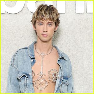 troy sivan naked|Troye Sivan Talks Going Nude & Showing His Body in Sexy。